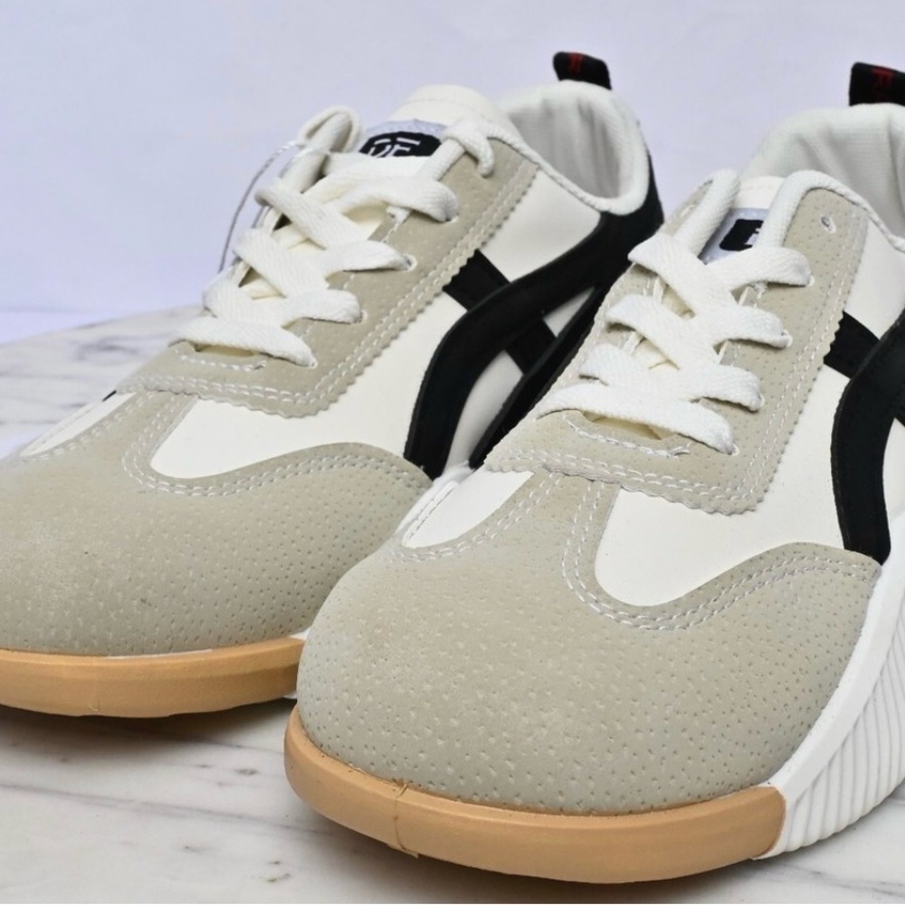 De Florance DF Cloudea sneakers in black and white women’s Size 6